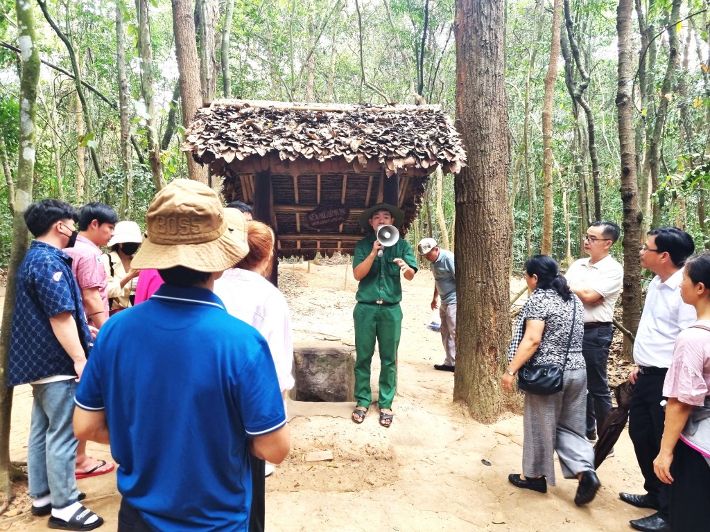 Thời đó, thanh niên trưởng thành sẽ xung phong lên đường ra trận, vì vậy công việc đào địa đạo, vót chông, bê đất… nhường lại cho chị em phụ nữ, các em nhỏ hoặc người già. Mỗi người mỗi việc nhưng ai nấy đều hừng hực ngọn lửa yêu nước, mang hào khí dân tộc hướng đến tương lai giải phóng, thống nhất đất nước Thời đó, thanh niên trưởng thành sẽ xung phong lên đường ra trận, vì vậy công việc đào địa đạo, vót chông, bê đất… nhường lại cho chị em phụ nữ, các em nhỏ hoặc người già. Mỗi người mỗi việc nhưng ai nấy đều hừng hực ngọn lửa yêu nước, mang hào khí dân tộc hướng đến tương lai giải phóng, thống nhất đất nước