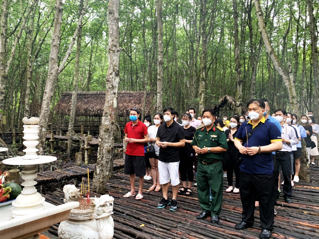 Tại khu di tích lịch sử này có 915 liệt sĩ đã hy sinh và đến nay vẫn còn 542 liệt sĩ chưa tìm được hài cốt. Thân xác các anh đã hòa vào đất mẹ để đất nước được hòa bình, thống nhất Tại khu di tích lịch sử này có 915 liệt sĩ đã hy sinh và đến nay vẫn còn 542 liệt sĩ chưa tìm được hài cốt. Thân xác các anh đã hòa vào đất mẹ để đất nước được hòa bình, thống nhất