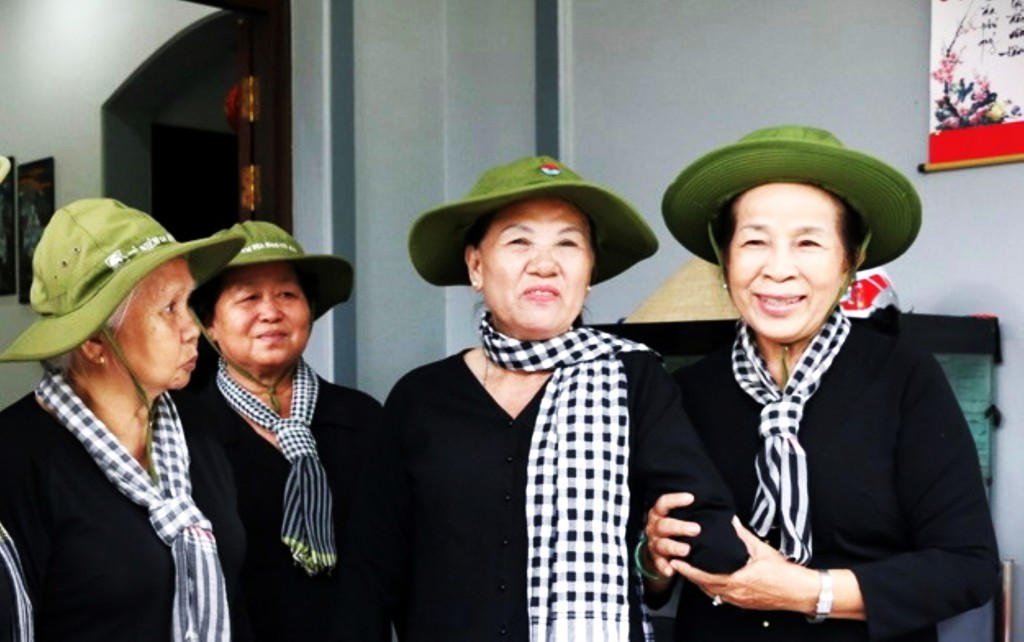 Cô Sáu Trong, một nữ du kích kiên trung của mảnh đất Củ Chi bồi hồi nhớ lại: “Hồi ấy cô tham gia hoạt động cách mạng khi chỉ mới 13 - 14 tuổi. Mất một cánh tay là sự ác liệt của thời chiến tranh gian khổ, nhưng lại chứa đựng một niềm tự hào bất diệt khi được là người con của mảnh đất Củ Chi, sẵn sàng cắt bỏ nó khi bị thương để không gây cản trở cho cá nhân và đồng đội trong quá trình chiến đấu” Cô Sáu Trong, một nữ du kích kiên trung của mảnh đất Củ Chi bồi hồi nhớ lại: “Hồi ấy cô tham gia hoạt động cách mạng khi chỉ mới 13 - 14 tuổi. Mất một cánh tay là sự ác liệt của thời chiến tranh gian khổ, nhưng lại chứa đựng một niềm tự hào bất diệt khi được là người con của mảnh đất Củ Chi, sẵn sàng cắt bỏ nó khi bị thương để không gây cản trở cho cá nhân và đồng đội trong quá trình chiến đấu”