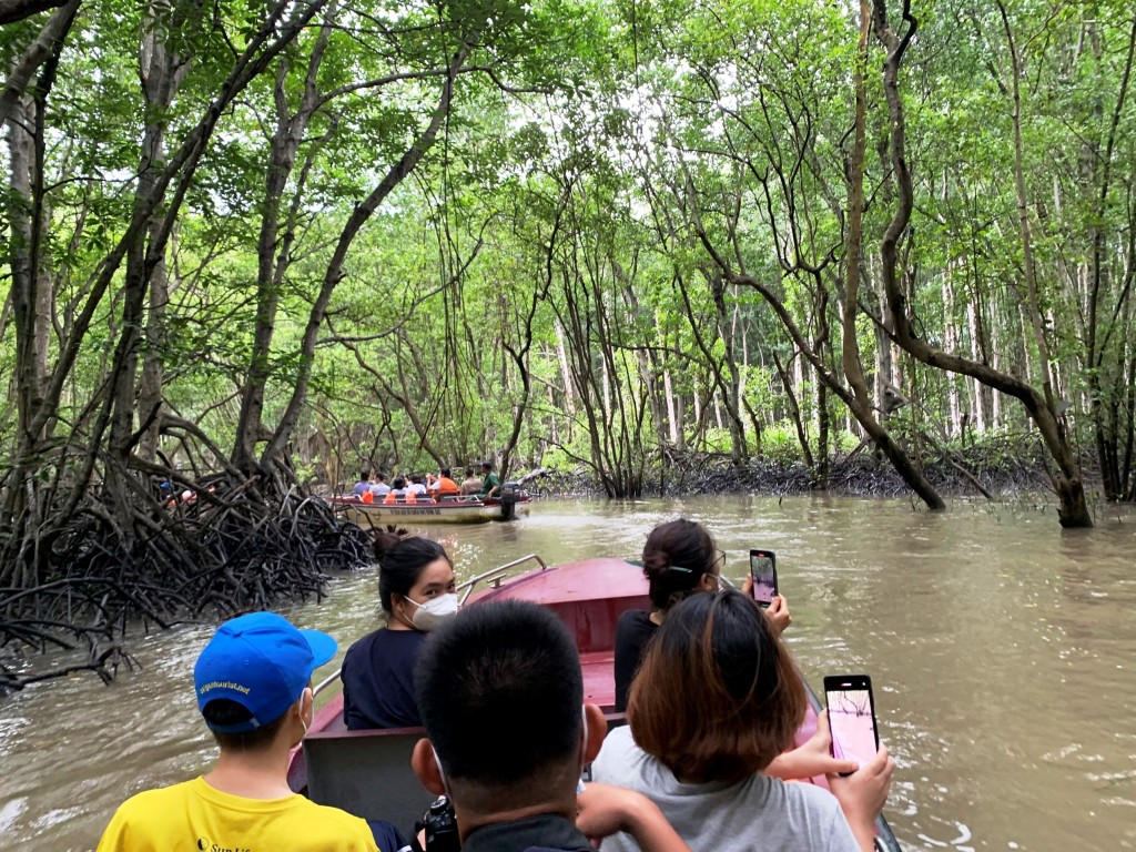 Ngày nay, Rừng Sác - rừng ngập mặn Cần Giờ được Unesco công nhận là Khu dự trữ sinh quyển thế giới đầu tiên của Việt Nam vào tháng 1/2000. Với diện tích rừng hơn 32 ngàn ha, hệ thống sông rạch dày đặc, có hệ sinh thái đa dạng, nhiều loài động thực vật đặc hữu của vùng duyên hải. Khu dự trữ sinh quyển Cần Giờ được xem như lá phổi của TP Hồ Chí Minh Ngày nay, Rừng Sác - rừng ngập mặn Cần Giờ được Unesco công nhận là Khu dự trữ sinh quyển thế giới đầu tiên của Việt Nam vào tháng 1/2000. Với diện tích rừng hơn 32 ngàn ha, hệ thống sông rạch dày đặc, có hệ sinh thái đa dạng, nhiều loài động thực vật đặc hữu của vùng duyên hải. Khu dự trữ sinh quyển Cần Giờ được xem như lá phổi của TP Hồ Chí Minh