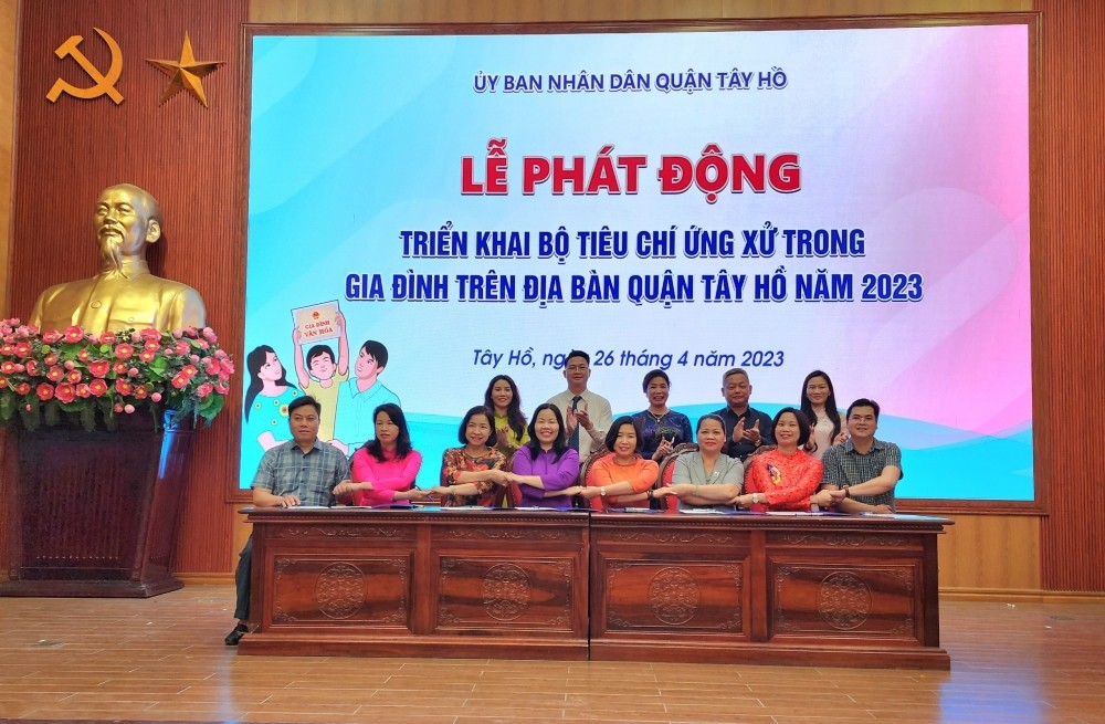 Tại lễ phát động, đại diện Hội Liên hiệp Phụ nữ quận; ngành Giáo dục và Đào tạo; UBND phường Tứ Liên, Thụy Khuê… đã phát biểu hưởng ứng triển khai thực hiện Bộ tiêu chí ứng xử trong gia đình.