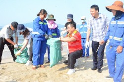 Chung tay làm sạch môi trường để biển Đà Nẵng mãi trong xanh