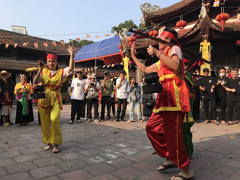 Mỗi lượt của trò chơi thổi cơm thi có 4 người tham gia vừa đi vừa múa tạo nét độc đáo của Lễ hội truyền thống chùa Láng