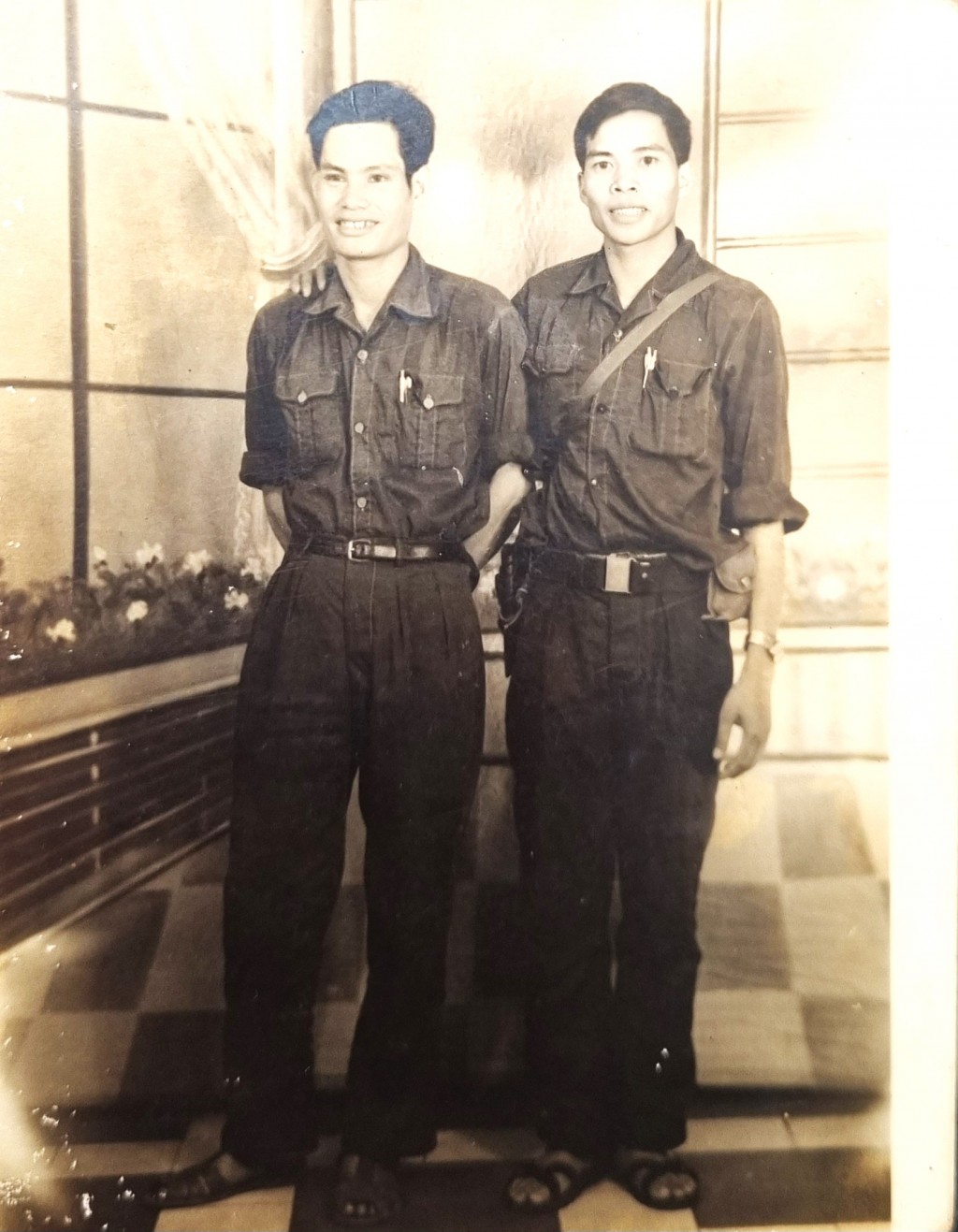 Đại tá Lường Văn Khoa (bìa trái) chụp cùng Anh hùng Lực lượng vũ trang Nhân dân Hoàng Thượng - Chính trị viên Tiểu đoàn 13 đánh vào Sài Gòn đêm 28/4 đến sáng 30/4/1975 (Ảnh chụp ngày 3/5/1975)