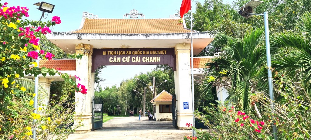 Cổng vào Khu di tích lịch sử quốc gia đặc biệt căn cứ Cái Chanh