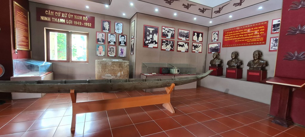 Không gian trưng bày chính có ba tượng bán thân bằng đồng của các đồng chí lãnh đạo tại khu căn cứ gồm: Đồng chí Lê Duẩn, Phạm Hùng, Võ Văn Kiệt.
