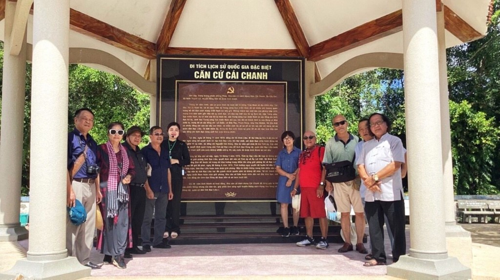 Đông đảo người dân và du khách tham quan, chụp hình lưu niệm tại di tích Khu căn cứ Cái Chanh