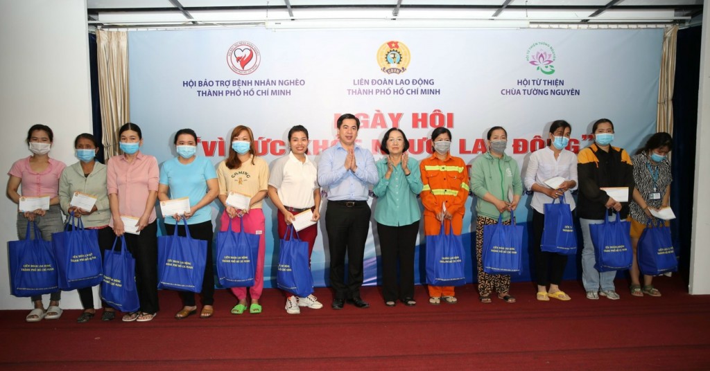Liên đoàn Lao động TP Hồ Chí Minh phối hợp với Hội Bảo trợ bệnh nhân nghèo TP tổ chức Ngày hội “Vì sức khỏe người lao động”, khám bệnh miễn phí, tặng quà và tiền cho công nhân