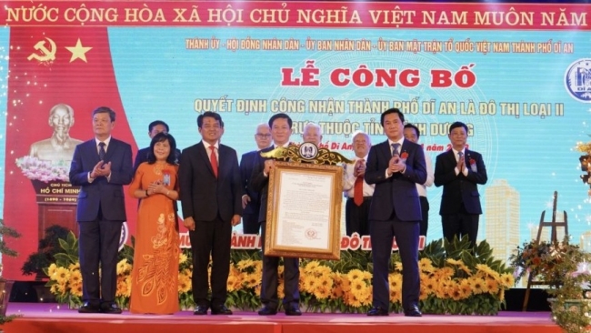 Trao quyết định công nhận thành phố Dĩ An là đô thị loại II trực thuộc tỉnh