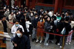 Thanh niên Trung Quốc đi chùa cầu may để tìm công việc như ý