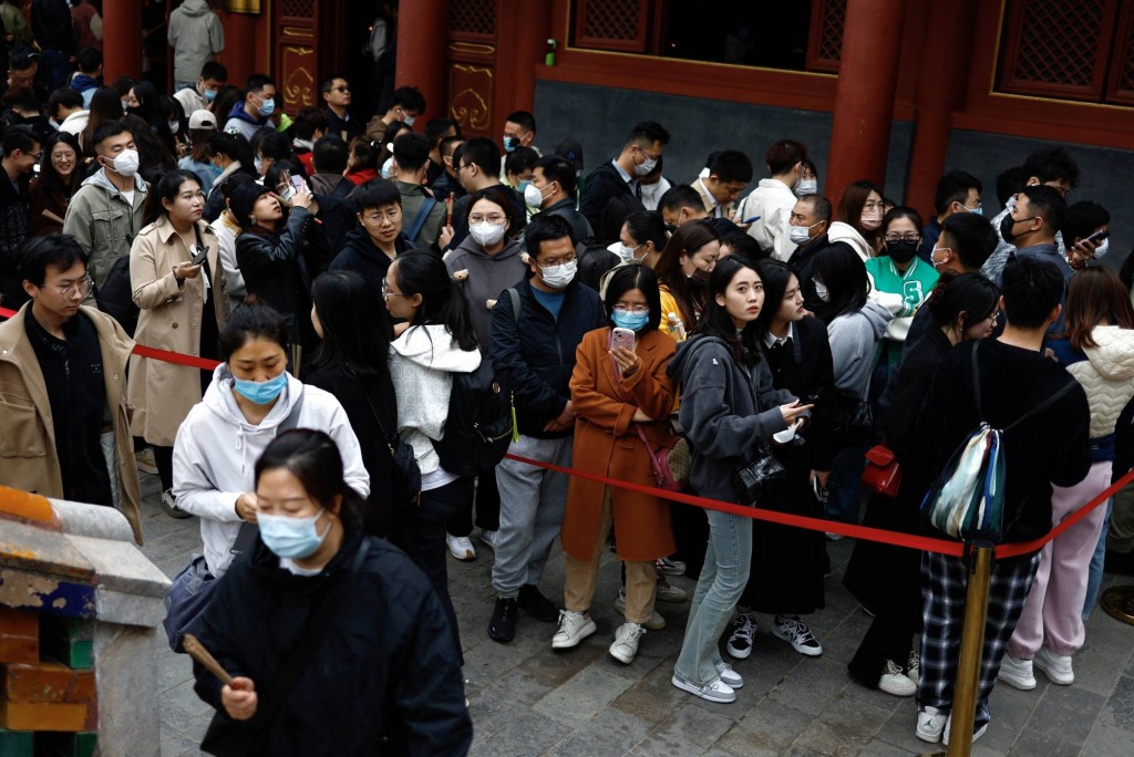 Hàng dài thanh niên xếp hàng tại một ngôi đền ở Trung Quốc cầu xin được việc làm hoặc tìm được công việc tốt hơn. (Ảnh: Reuters)