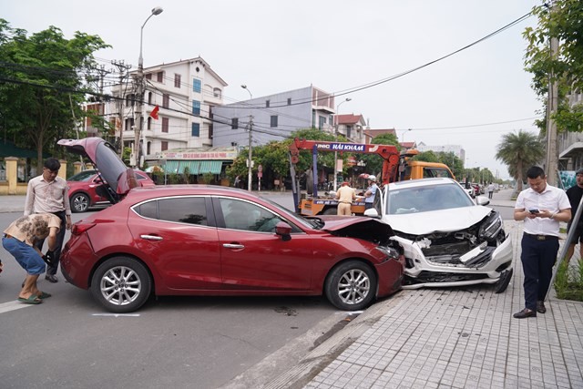 Các phương tiện bị hư hỏng nặng sau vụ tai nạn liên hoàn ở Hà Tĩnh