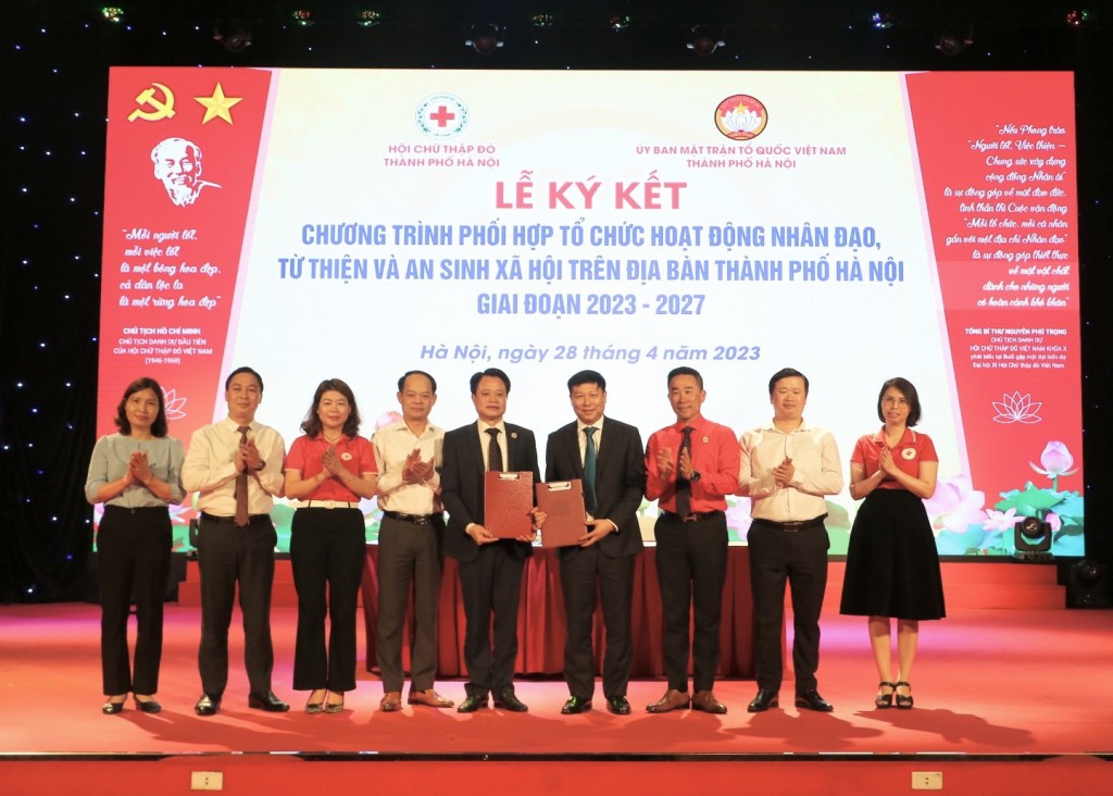 Lễ ký kết chương trình phối hợp giữa Hội Chữ thập đỏ thành phố Hà Nội và Ủy ban MTTQ Việt Nam thành phố Hà Nội