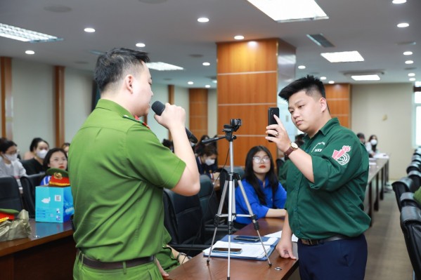 Trong buổi đầu phối hợp với 100 đoàn thanh niên trường Đại học Lao động – Xã hội, các lực lượng chức năng đã hướng dẫn được 986 trường hợp cài đặt VnelD và phát 769 thông báo phòng tội phạm và cam kết chấp hành các quy định về trật tự đô thị, an toàn giao thông, trật tự công cộng.