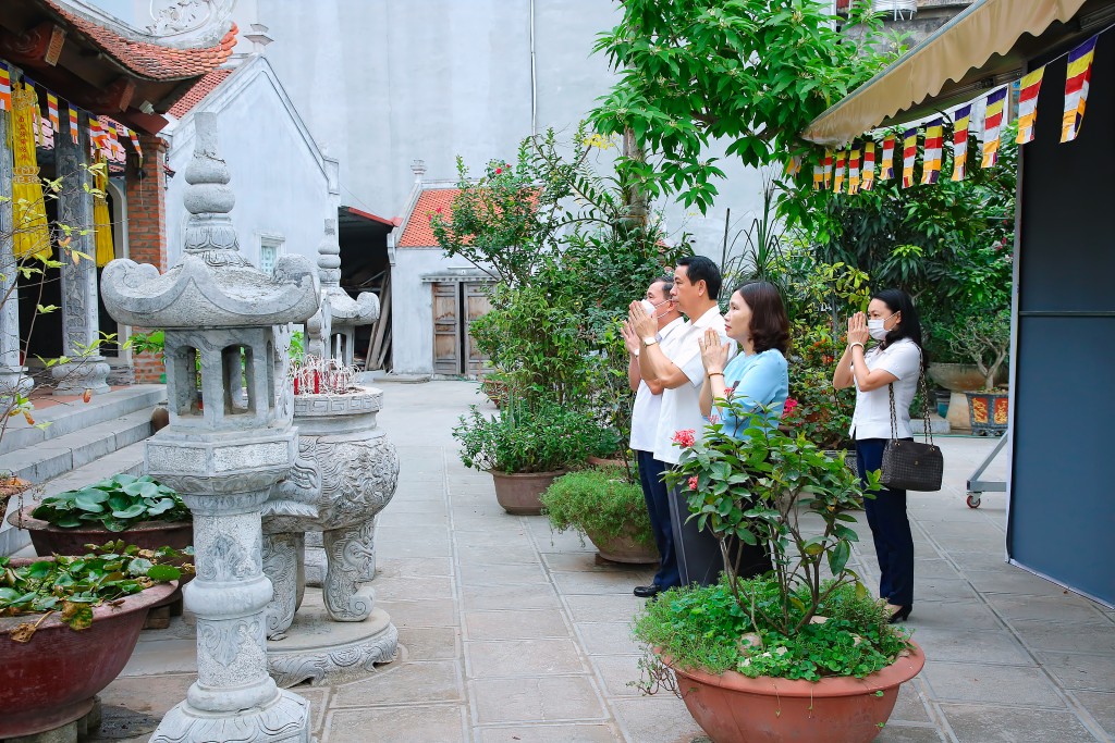 Lãnh đạo HĐND - UBND quận Cầu Giấy thực hiện nghi lễ trong Lễ hội truyền thống