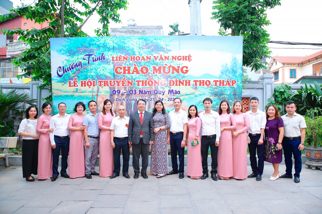 Đông đảo thành phần đại biểu đến tham dự niềm vui chung với người dân phường Dịch Vọng