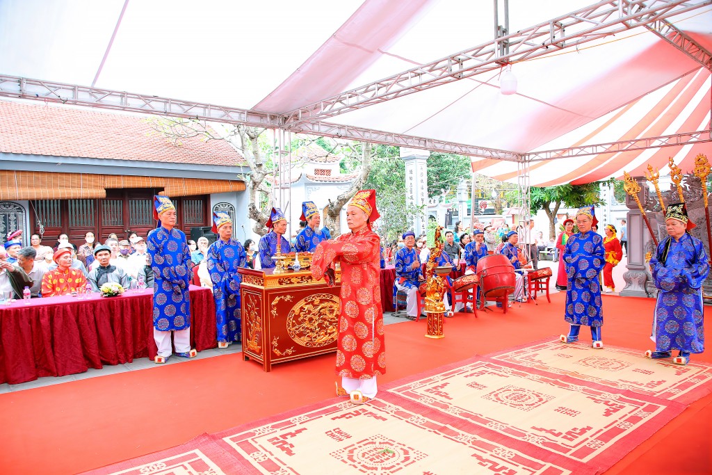 Các cụ bô lão trong làng thực hiện nghi lễ