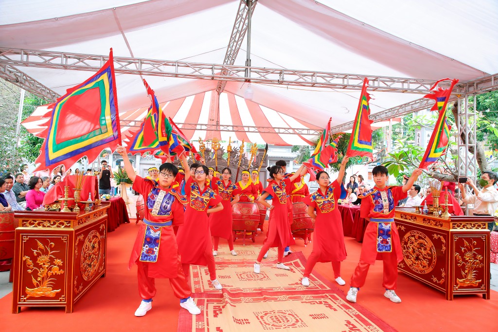 Những bạn nhỏ cũng tham gia phần lễ hội với điệu múa cờ, thể hiện sức trẻ, sự tiếp nối truyền thống ông cha