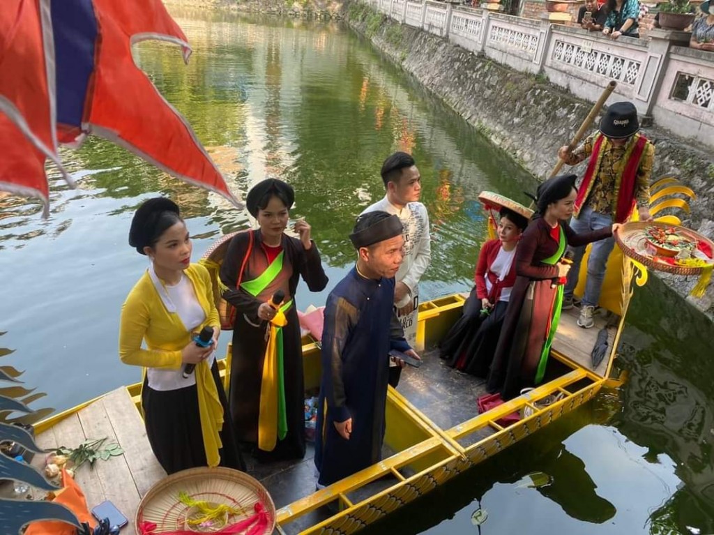 Hoạt động hát chèo truyền thống trên Ao Đình