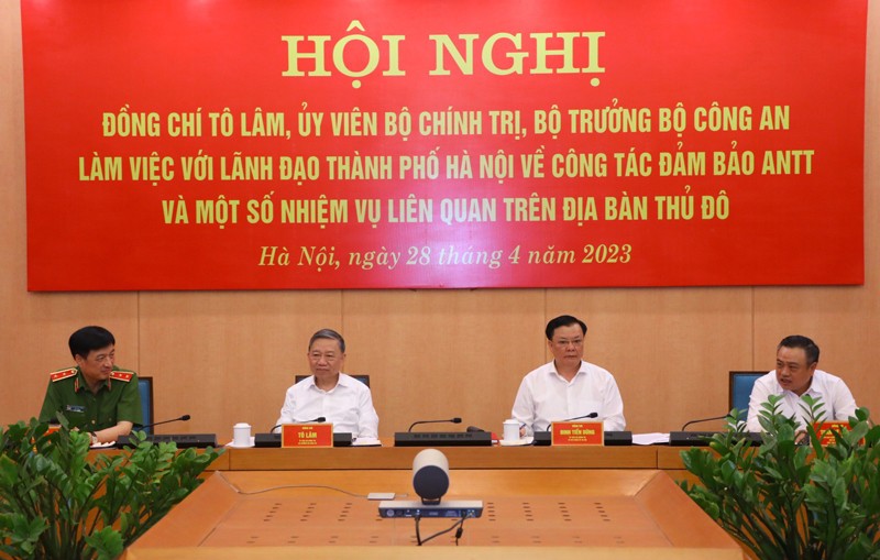 Bộ trưởng Bộ Công an Tô Lâm, Bí thư Thành ủy Hà Nội Đình Tiến Dũng chủ trì hội nghị.