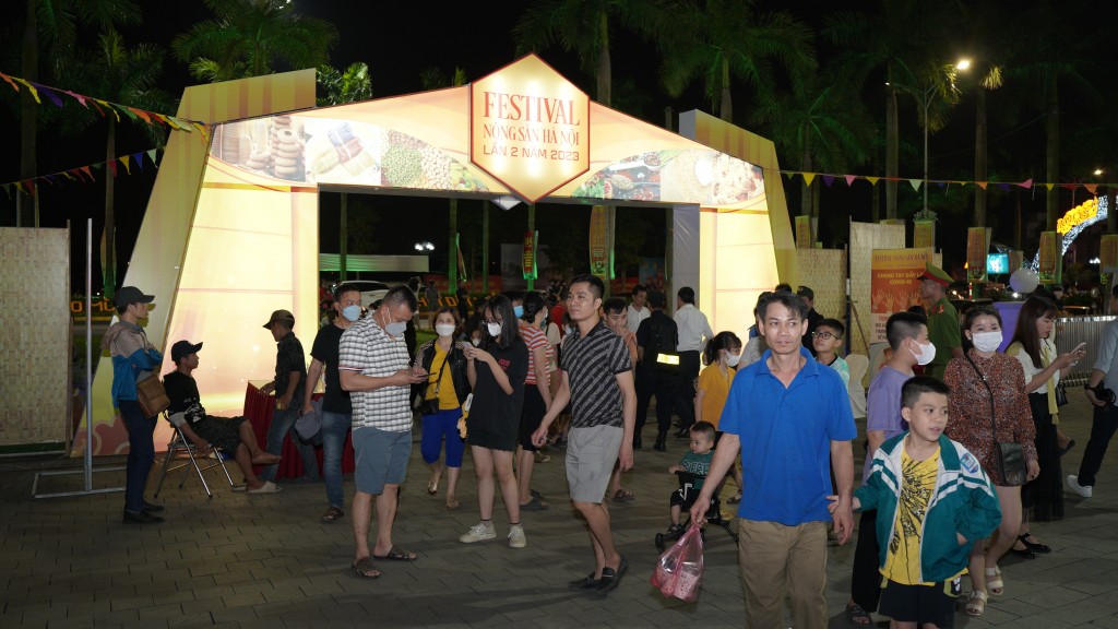Rất đông người dân trong và ngoài huyện Đông Anh tới tham quan Festival