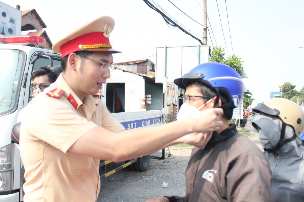 Công an TP Hồ Chí Minh phát nước, tặng nón bảo hiểm cho người dân về quê dịp lễ 30/4 - 1/5