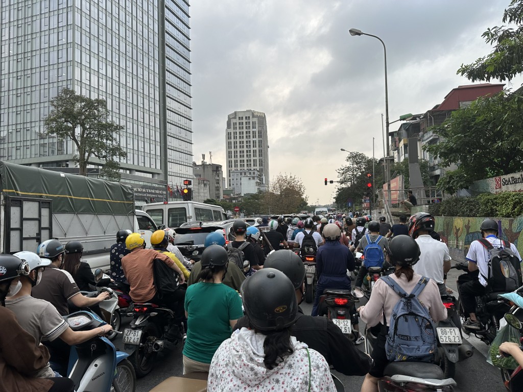 Nhiều tuyến đường Hà Nội rơi vào tình trạng tắc cứng trong kỳ nghỉ lễ