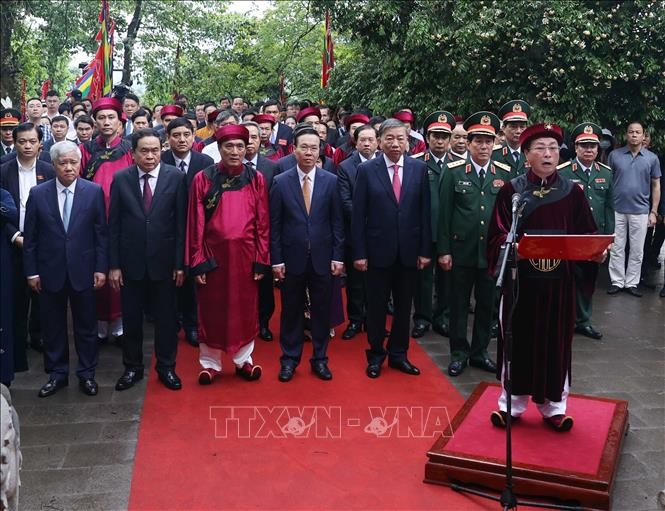 Chủ tịch nước Võ Văn Thưởng cùng lãnh đạo Đảng, Nhà nước thực hiện nghi lễ tại Đền Thượng trong Khu di tích lịch sử Quốc gia đặc biệt Đền Hùng. Ảnh: Thống Nhất/TTXVN