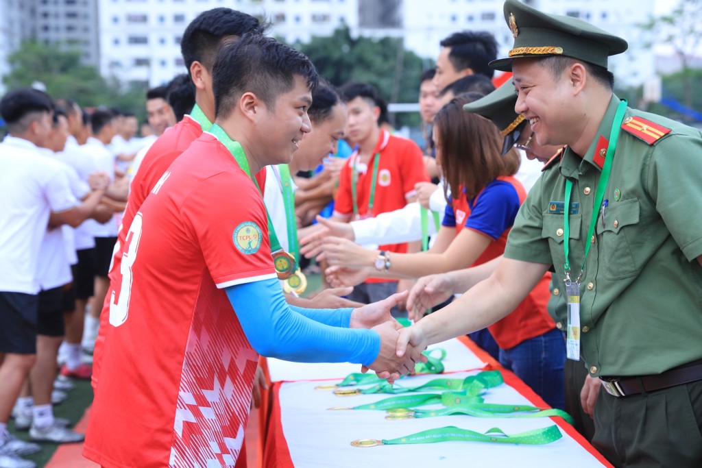Thiếu tá Bùi Mạnh Hùng, Bí thư Đoàn Thanh niên Công an thành phố Hà Nội trao huy chương vàng tới các vận động viên