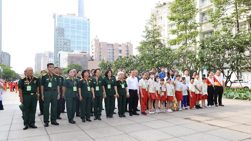 Đoàn khách đầu tiên là những cựu chiến binh, thanh niên, học sinh tiêu biểu Thành phố chính thức thăm quan Trụ sở HĐND - UBND TP Hồ Chí Minh 