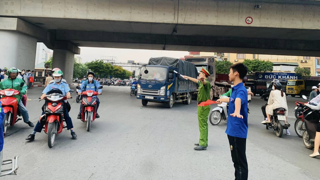Thanh niên phường Hoàng Liệt hỗ trợ phân luồng giao thông
