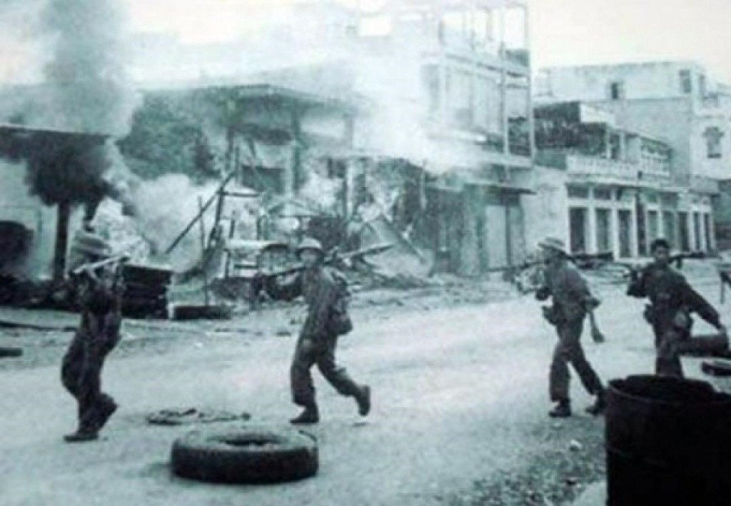 Bộ đội Quân đoàn 4 tiến vào giải phóng thị xã Xuân Lộc (Ảnh tư liệu)