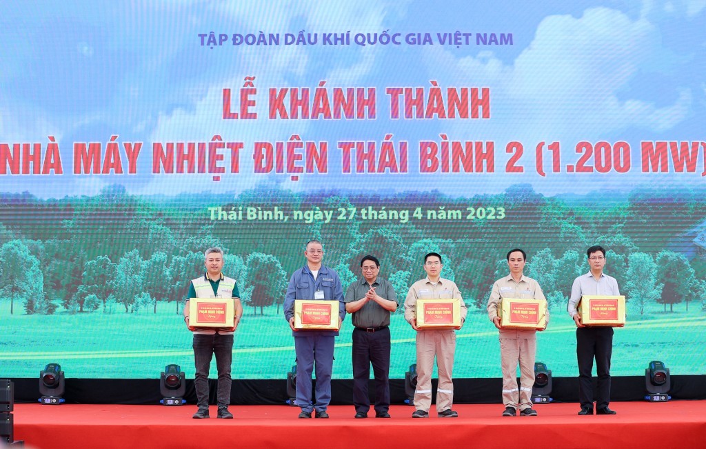 Thủ tướng tặng quà người lao động của Nhà máy Nhiệt điện Thái Bình 2 - Ảnh: VGP/Nhật Bắc