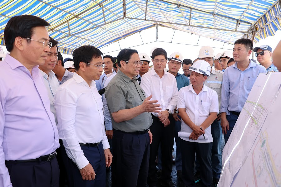 Thủ tướng Phạm Minh Chính và đoàn công tác khảo sát thực địa, đôn đốc tiến độ dự án Vĩnh Hảo-Phan Thiết - Ảnh: VGP/Nhật Bắc