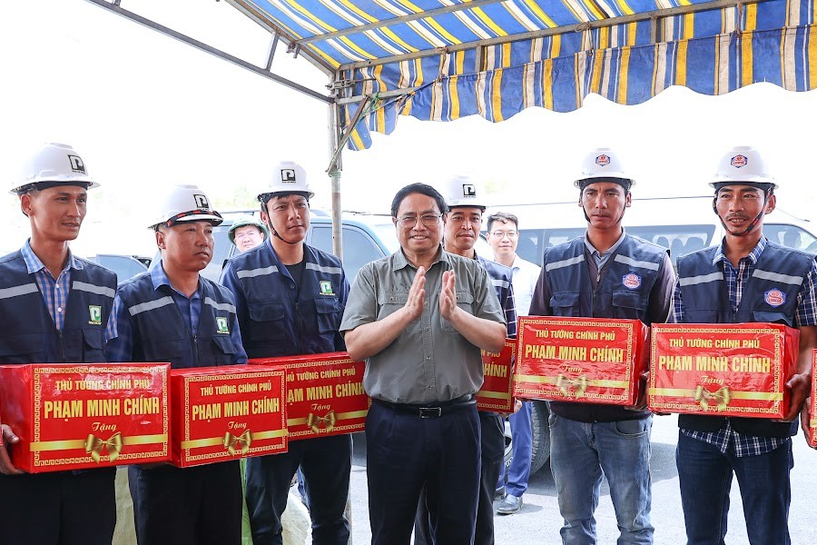 Thủ tướng tặng quà cán bộ, công nhân đang làm việc trên công trường - Ảnh: VGP/Nhật Bắc