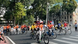 Người dân TP Hồ Chí Minh diễu hành xe đạp, mô tô chào mừng Lễ 30/4