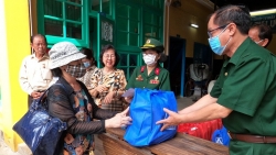 TP Hồ Chí Minh: Trao quà cho người dân có hoàn cảnh khó khăn