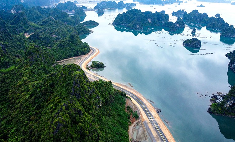 Tuyến đường ven biển được đánh giá đẹp và dài nhất Việt Nam.