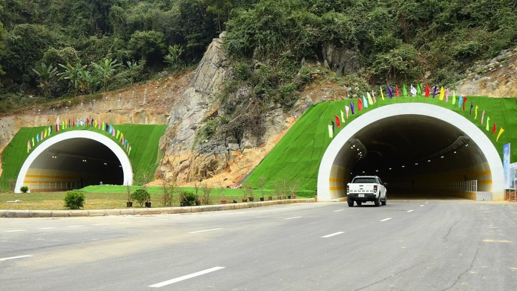 Đường hầm xuyên núi được xem là biểu tượng của tuyến đường này