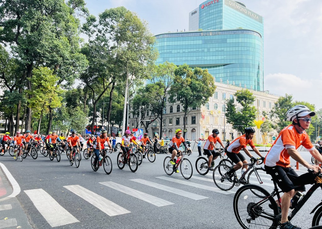 Đông đảo người dân hào hứng tham gia diễu hành xe đạp, xe mô tô thể thao chào mừng 48 năm thống nhất đất nước trong sáng 30/4