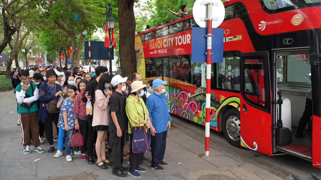 Tuy nhiên việc xếp hàng hoàn toàn tự nguyện và không có sự lộn xộn, chen lấn