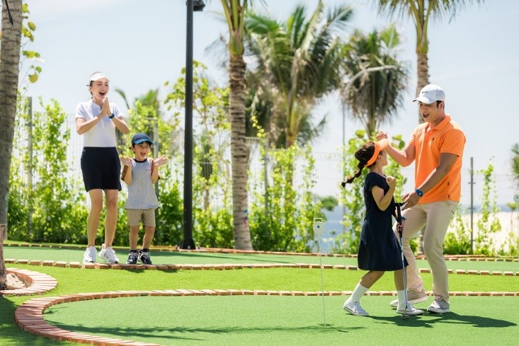 Hoạt động nhẹ nhàng với buổi chiều tại sân tập golf mini tại ALMA Resort