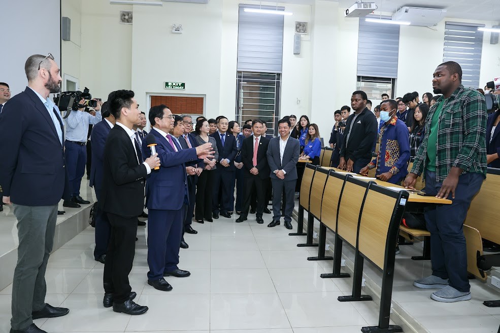 Thủ tướng thăm giờ học văn hóa quốc tế có sinh viên nước ngoài theo học- Ảnh: VGP/Nhật Bắc