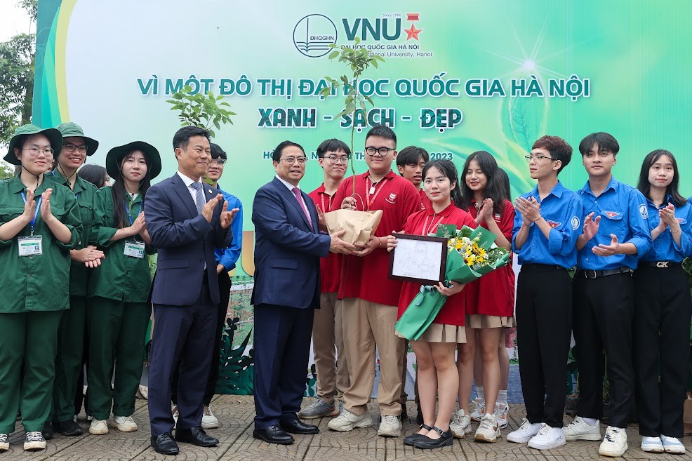 Thủ tướng trao tặng 5.000 cây xanh cho ĐHQG Hà Nội - Ảnh: VGP/Nhật Bắc