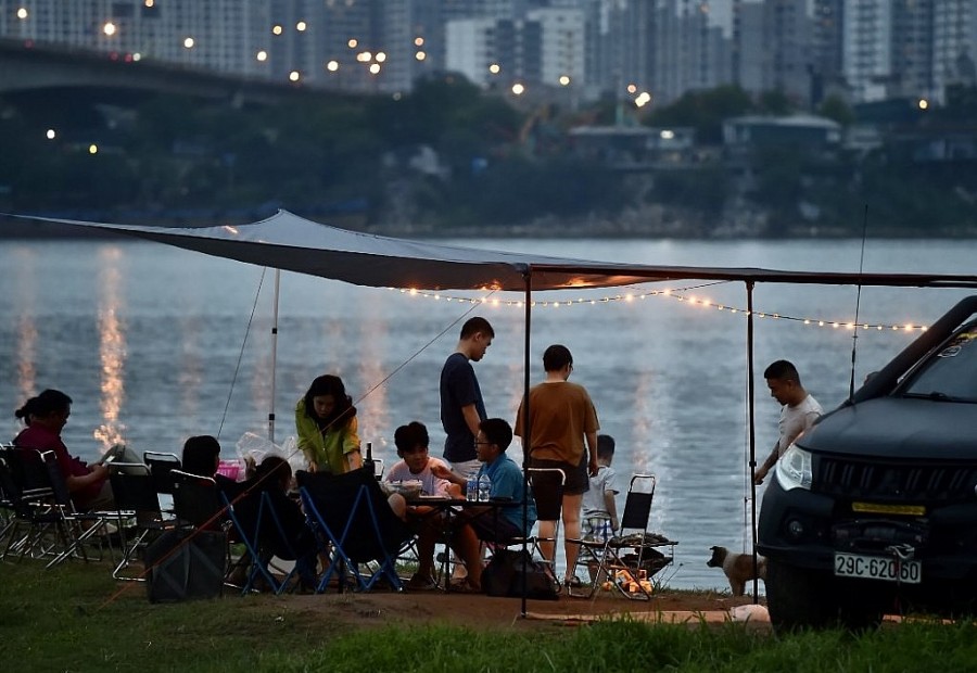 Người dân nườm nượp đổ về các địa điểm vui chơi tại Hà Nội trong kỳ nghỉ lễ