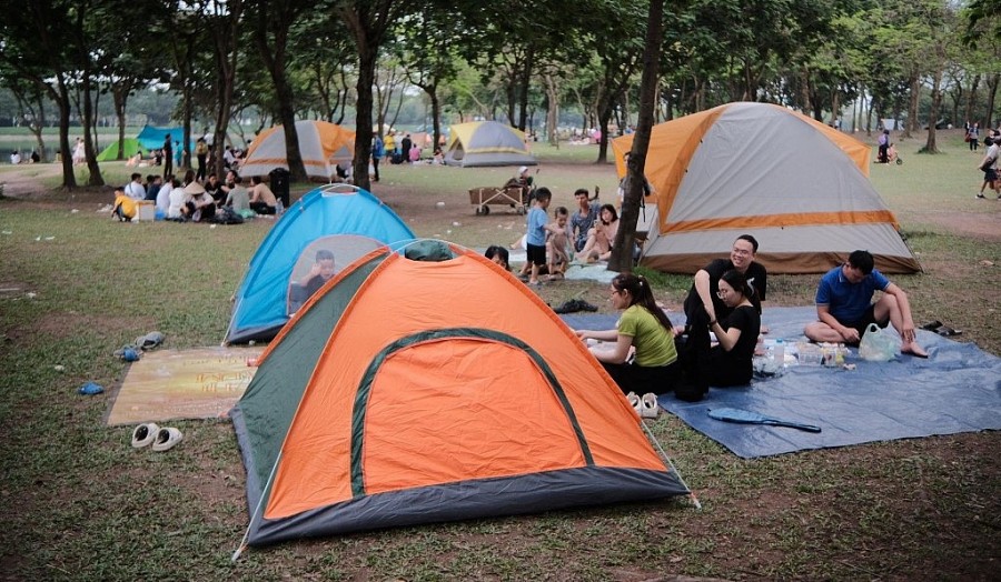 Người dân nườm nượp đổ về các địa điểm vui chơi tại Hà Nội trong kỳ nghỉ lễ