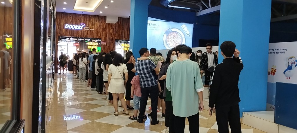 Nhu cầu ăn uống tại các nhà hàng dịp này cũng tăng vượt trội, các gian buffet nướng lẩu,... luôn trong trạng thái đông khách.