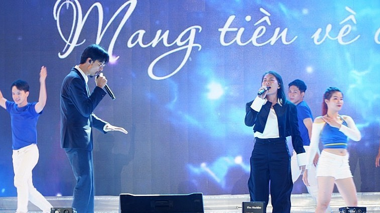 Điểm nhấn của chương trình là sự xuất hiện của ca sĩ Đen Vâu đang nhận được sự yêu thích của giới trẻ.
