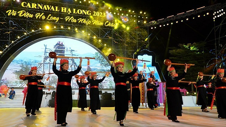 Carnaval Hạ Long năm nay đã mang đến một bữa tiệc văn hóa nghệ thuật đặc sắc, phô diễn tinh hoa đất và người Quảng Ninh, thông qua hiệu ứng của các công nghệ âm thanh, ánh sáng hiện đại.