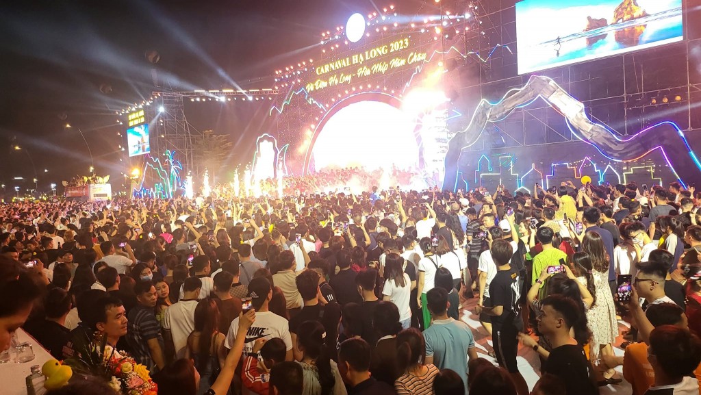 Hàng nghìn người dân và du khách tham gia Lễ hội Carnaval Hạ Long 2023.